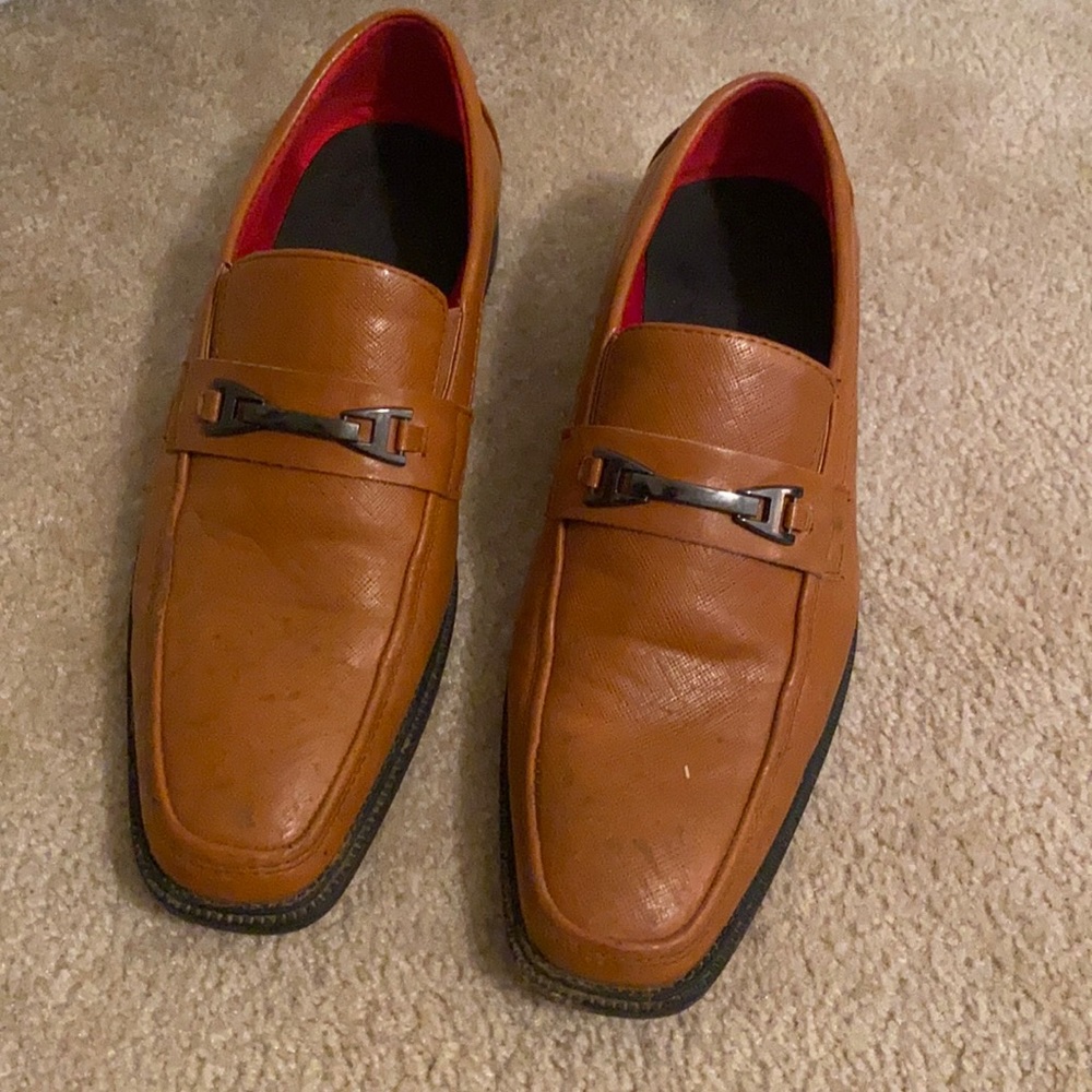 Used shoes. Do not wear anymore.